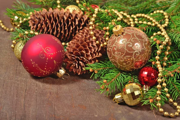 Weihnachtsschmuck und Fichtenzweige und Zapfen — Stockfoto