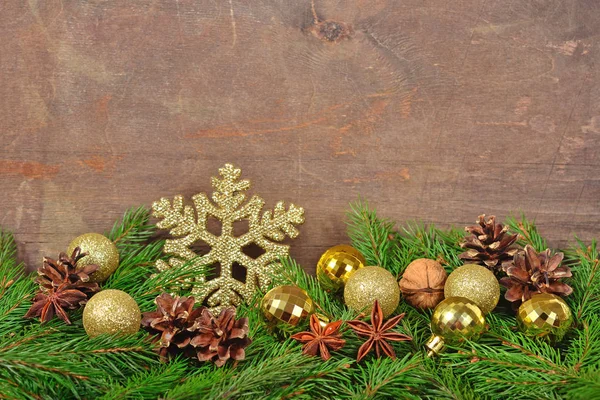 Anís estrellado, nueces, conos, adornos navideños y rama de spruse — Foto de Stock