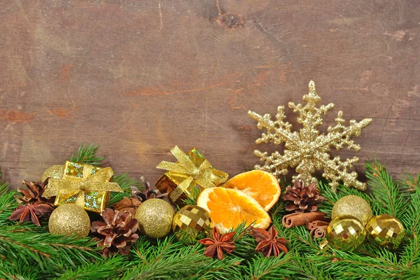 Diferentes tipos de especias, conos y naranjas secas, Navidad de — Foto de Stock