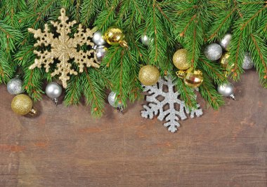 Altın ve gümüş Noel süsleri ve çam dalı