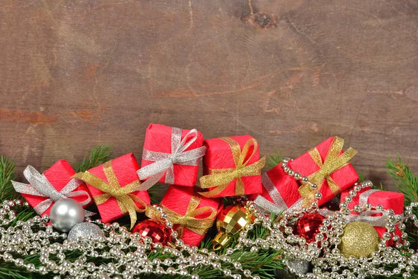 Рождественские украшения и елки — стоковое фото