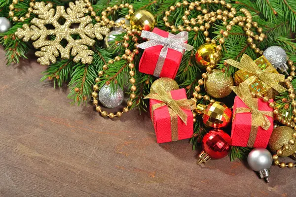 Ozdoby świąteczne i świerkowych gałęzi — Zdjęcie stockowe