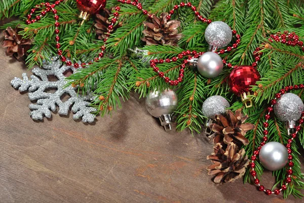 Decoraciones de plata y rojo de Navidad y rama de abeto y conos — Foto de Stock