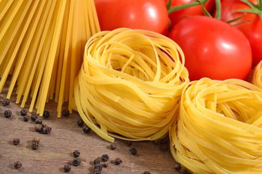 Pişmemiş makarna çeşitleri, olgun domates şube ve kara biber