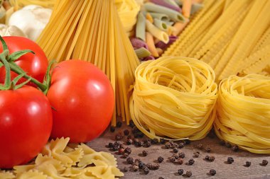Pişmemiş makarna çeşitleri, olgun domates şube ve kara biber