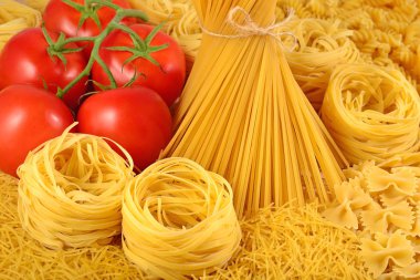 İtalyan makarna ve olgun domates şube