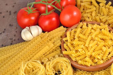 Pişmemiş makarna çeşitleri ve olgun domates şube
