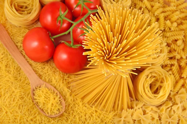 Rama de pasta italiana y tomates maduros — Foto de Stock