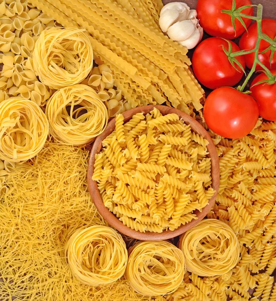Pastas italianas, rama de tomates maduros y ajo — Foto de Stock