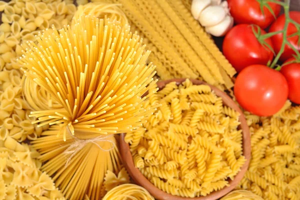 Pastas italianas, rama de tomates maduros y ajo — Foto de Stock