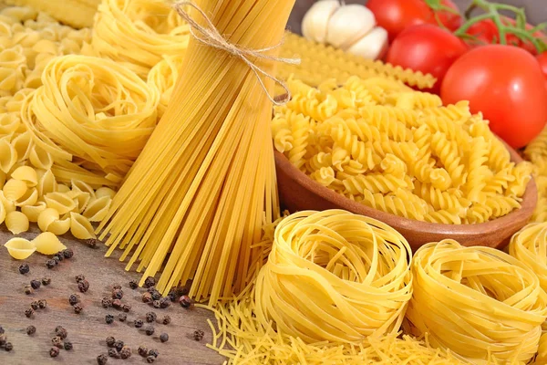 Rama de pasta italiana cruda y tomates maduros — Foto de Stock