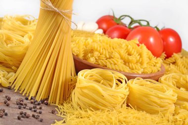 Pişmemiş makarna çeşitleri, olgun domates şube ve kara biber