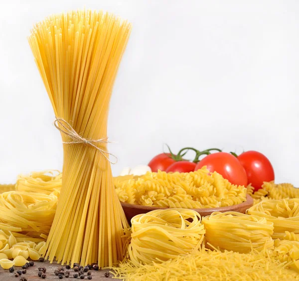 調理のイタリア パスタ、完熟トマト ブランチ、黒コショウ — ストック写真