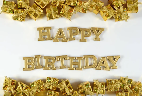 Feliz aniversário texto dourado e presentes dourados em um branco — Fotografia de Stock