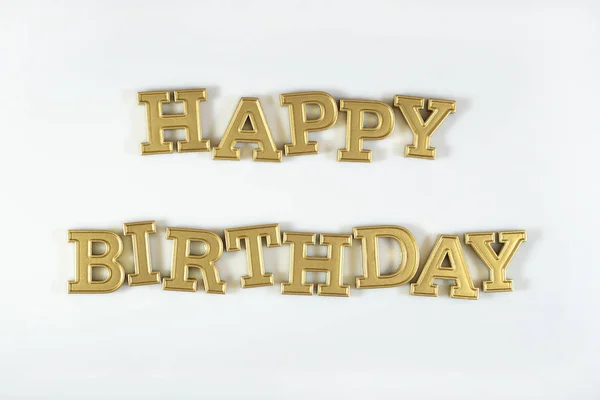 Feliz aniversário texto dourado em um branco — Fotografia de Stock