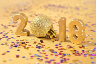 2018 yıl altın rakamlar ve varicolored konfeti