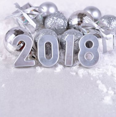 2018 yıl gümüş rakamlar ve Simli yılbaşı süsleri