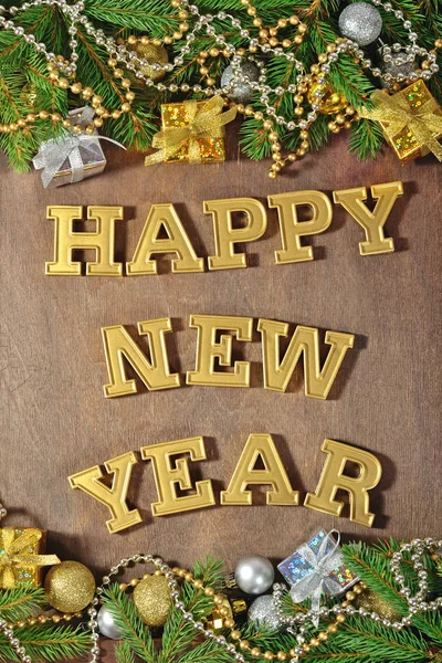 Frohes neues Jahr goldener Text und Fichtenzweig und Weihnachtsdekor — Stockfoto
