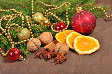 Farklı türlü baharat, deli ve kurutulmuş portakal, Noel Aralık