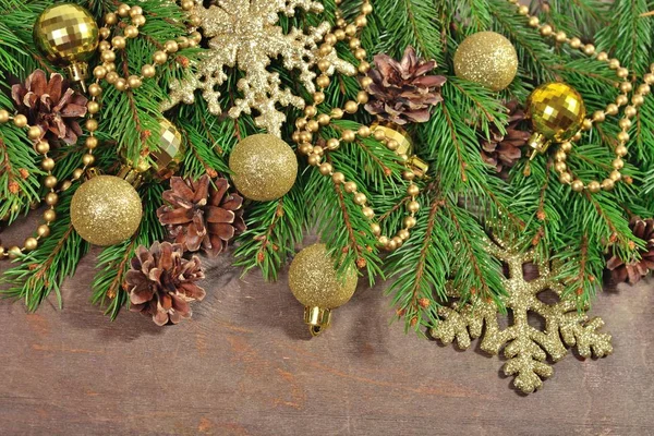 Décorations de Noël dorées et branches et cônes d'épicéa — Photo