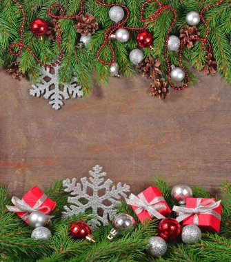 Gümüş ve kırmızı Noel süsleri ve Ladin şube ve koniler