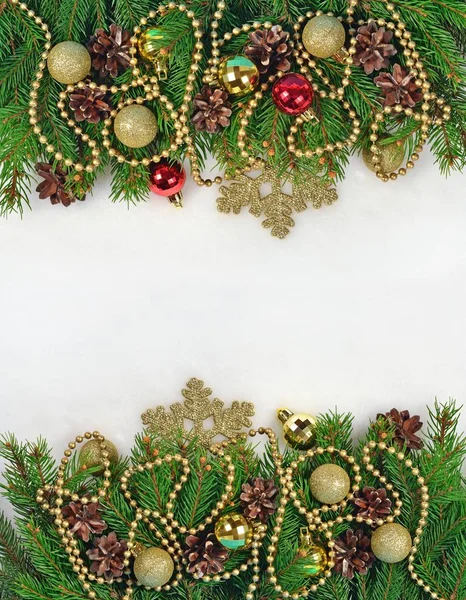 Vánoční ozdoby a smrkové větve a šišky na bílé — Stock fotografie
