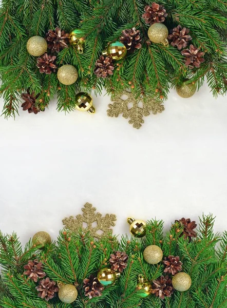 Decoraciones de Navidad y rama de abeto y conos en un blanco — Foto de Stock