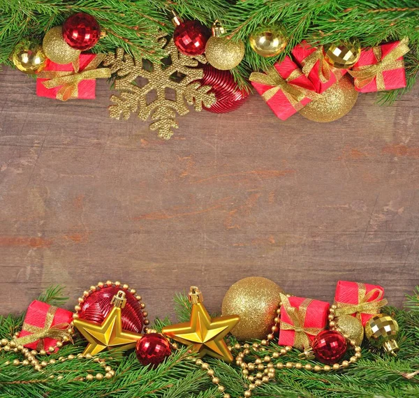 Decoraciones de Navidad y rama de abeto —  Fotos de Stock