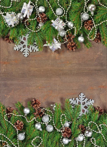 Silberner Weihnachtsschmuck und Fichtenzweige und Zapfen — Stockfoto