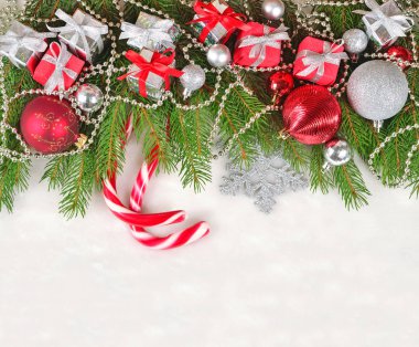 Ladin dal üzerinde beyaz bir Noel süsleri