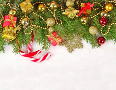 Ladin dal üzerinde beyaz bir Noel süsleri