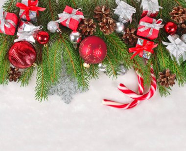 Ladin dal üzerinde beyaz bir Noel süsleri