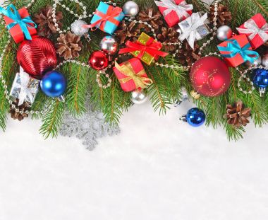 Ladin dal üzerinde beyaz bir Noel süsleri