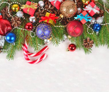 Ladin dal üzerinde beyaz bir Noel süsleri