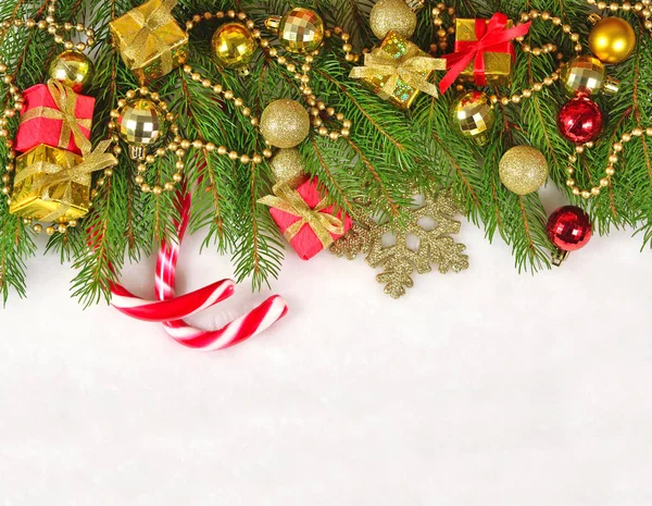 Ladin dal üzerinde beyaz bir Noel süsleri