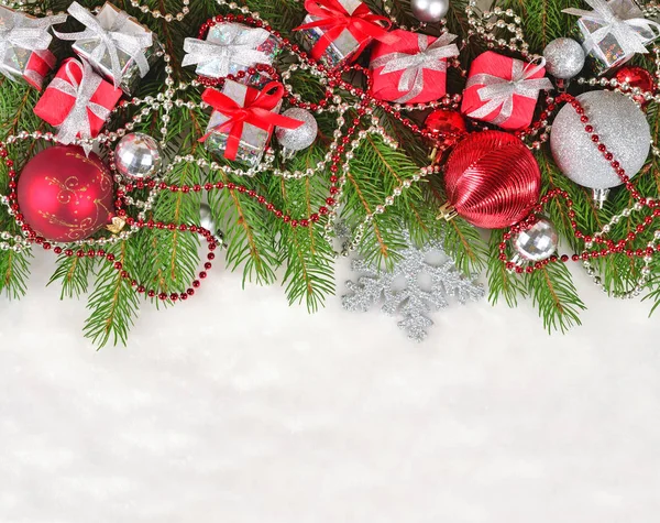 Ladin dal üzerinde beyaz bir Noel süsleri