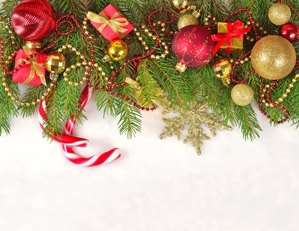 Decorações de Natal em um ramo de abeto em um branco — Fotografia de Stock