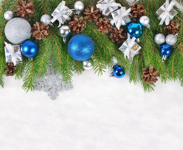白のスプルースの枝のクリスマスの装飾 — ストック写真