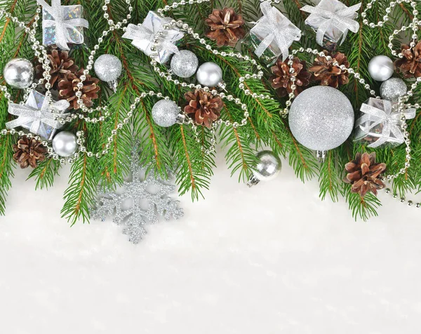 Decoraciones de Navidad de plata en una rama de abeto en un blanco —  Fotos de Stock