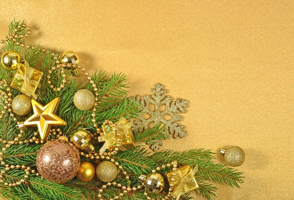 Gouden kerstversiering op een vuren tak — Stockfoto