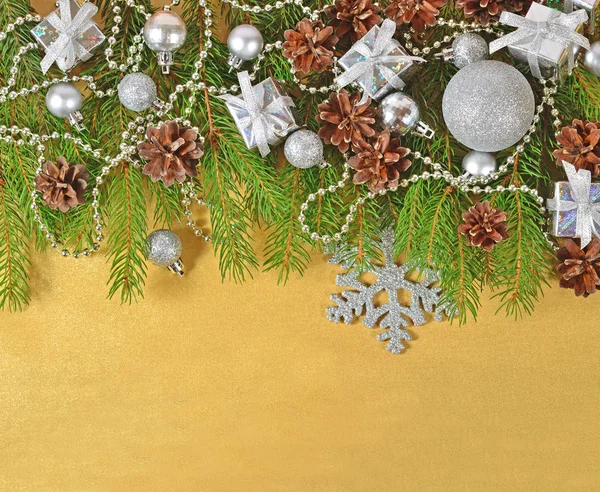 Stříbrné vánoční ozdoby na smrkové větvi — Stock fotografie