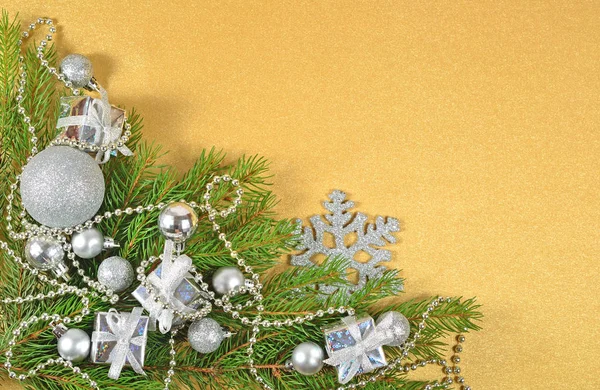 Decorações de Natal de prata em um ramo de abeto — Fotografia de Stock