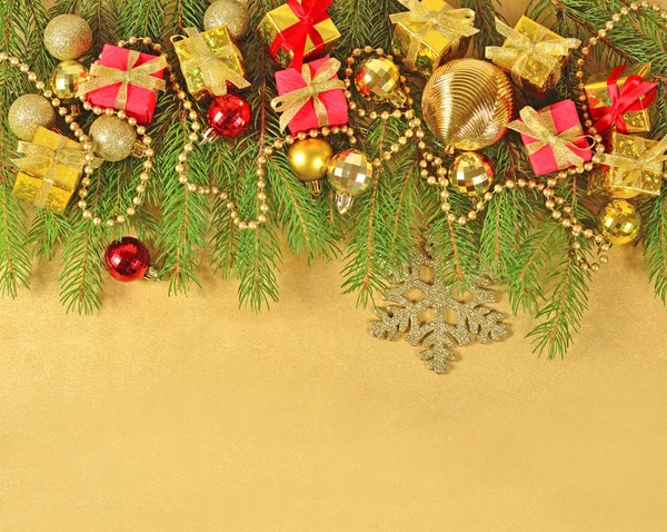 Decoraciones de Navidad en una rama de abeto —  Fotos de Stock