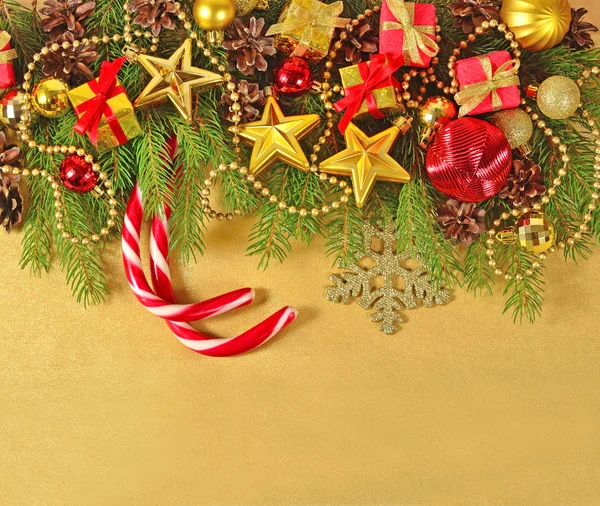 Decorações de Natal em um ramo de abeto — Fotografia de Stock