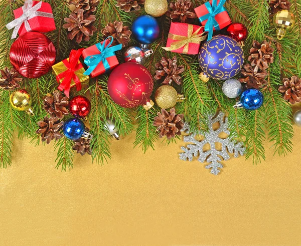 スプルースの枝のクリスマスの装飾 — ストック写真