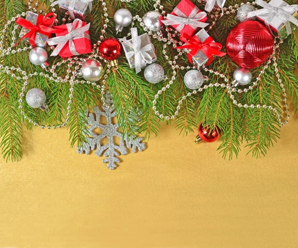 Yılbaşı süsleri çam dalı