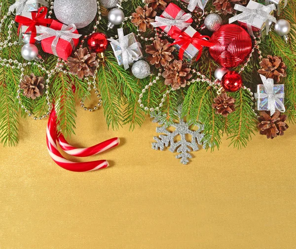 Yılbaşı süsleri çam dalı