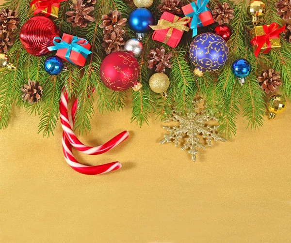 Decorações de Natal em um ramo de abeto — Fotografia de Stock