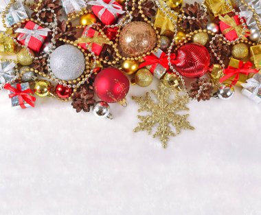 Beyaz bir Noel süsleri