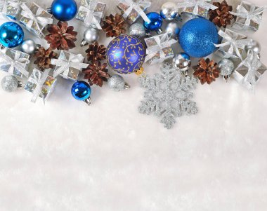 Beyaz bir Noel süsleri